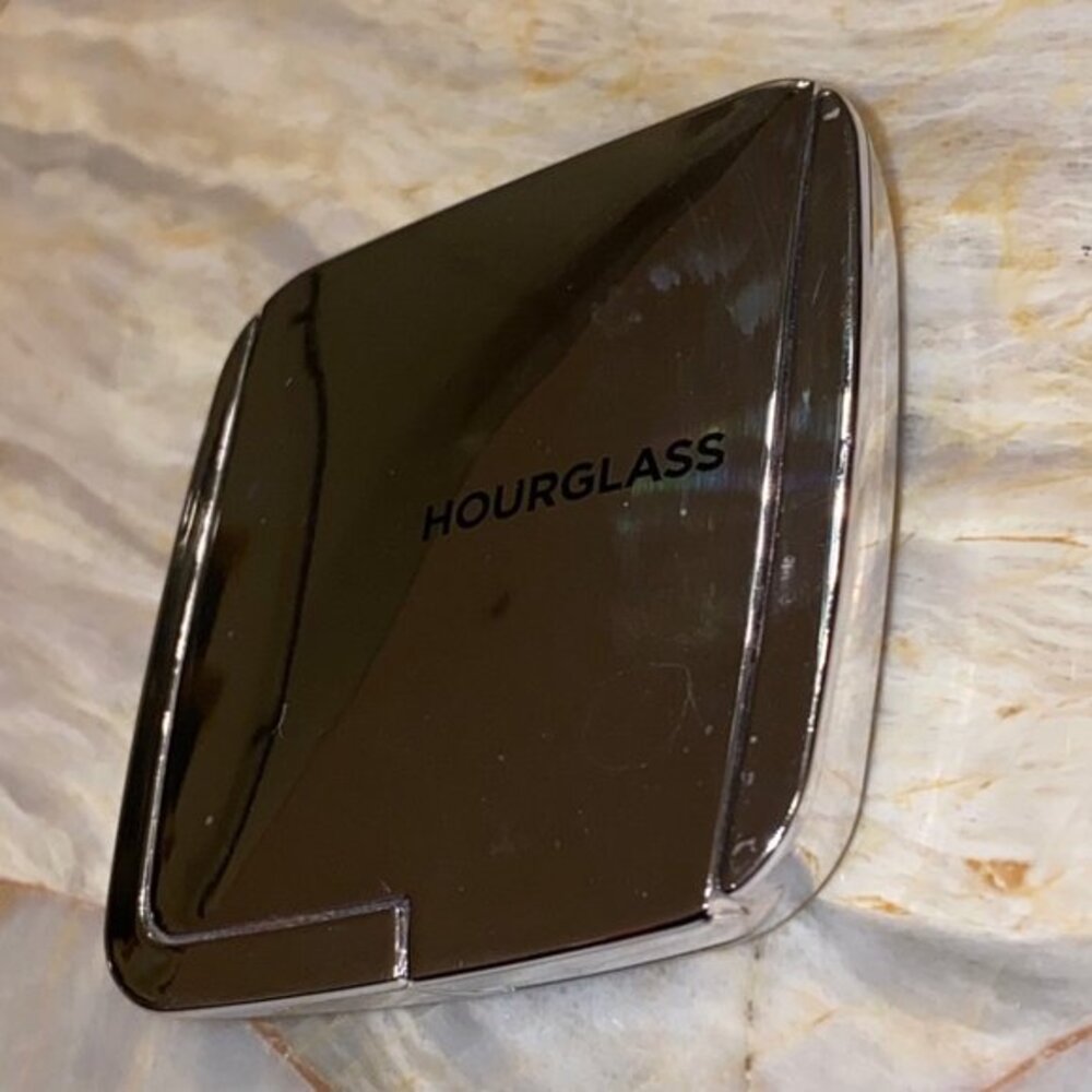 Hourglass Ambient‎ Iridescent Strobe Light Powder